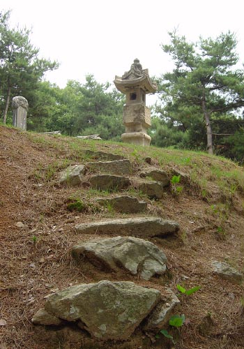 광해군 묘에서 그래도 볼만한 것이 장명등이다. 광해군 비석과 대조적으로 묘역을 환하게 해준다 